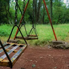 Huśtawka jak nowa? Renowacja drewna i metalu krok po kroku