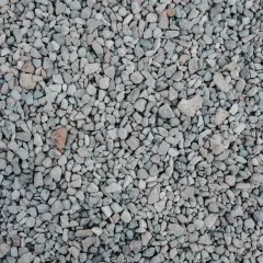 Mnóstwo drobnych kamieni, szare i beżowe. Zastanawiasz się, ile kosztuje tona żwiru płukanego?