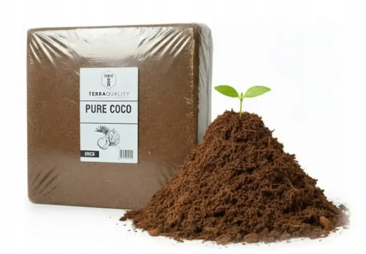 Kostka "Pure Coco" obok kopczyka ziemi z kiełkującą rośliną. Ile to taczek? To pytanie nurtuje każdego ogrodnika.