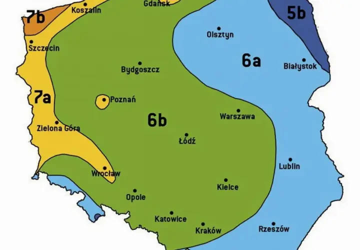Mapa Polski z podziałem na strefy klimatyczne. Różne kolory oznaczają różne poziomy strefy przemarzania, od cieplejszych na zachodzie (7a, 7b) po chłodniejsze na wschodzie (5b, 6a).