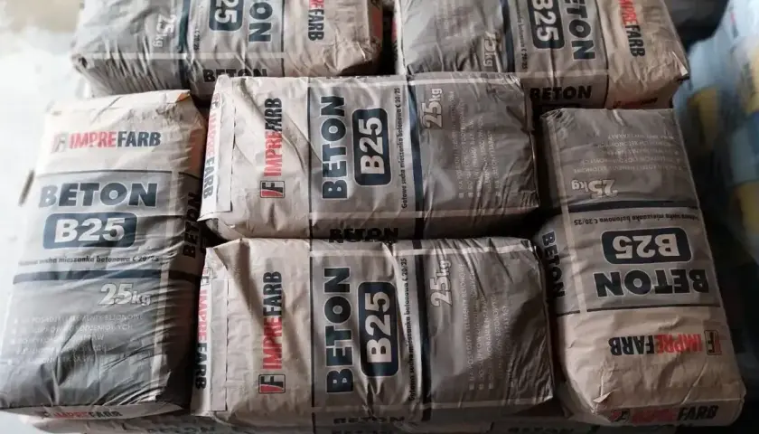 Sześć worków betonu B25 Imprefarb po 25 kg każdy. Zastanawiasz się, ile kosztuje worek cementu?