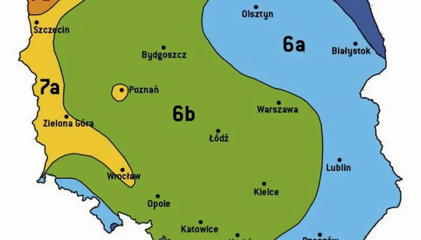 Mapa Polski z podziałem na strefy klimatyczne. Różne kolory oznaczają różne poziomy strefy przemarzania, od cieplejszych na zachodzie (7a, 7b) po chłodniejsze na wschodzie (5b, 6a).
