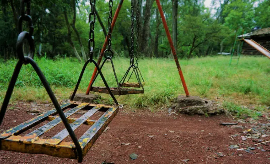 Huśtawka jak nowa? Renowacja drewna i metalu krok po kroku