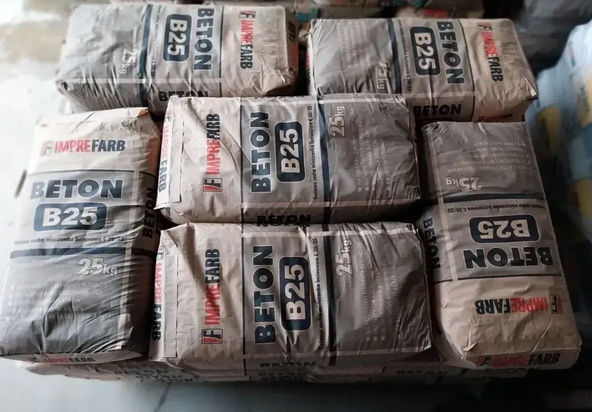 Sześć worków betonu B25 Imprefarb po 25 kg każdy. Zastanawiasz się, ile kosztuje worek cementu?