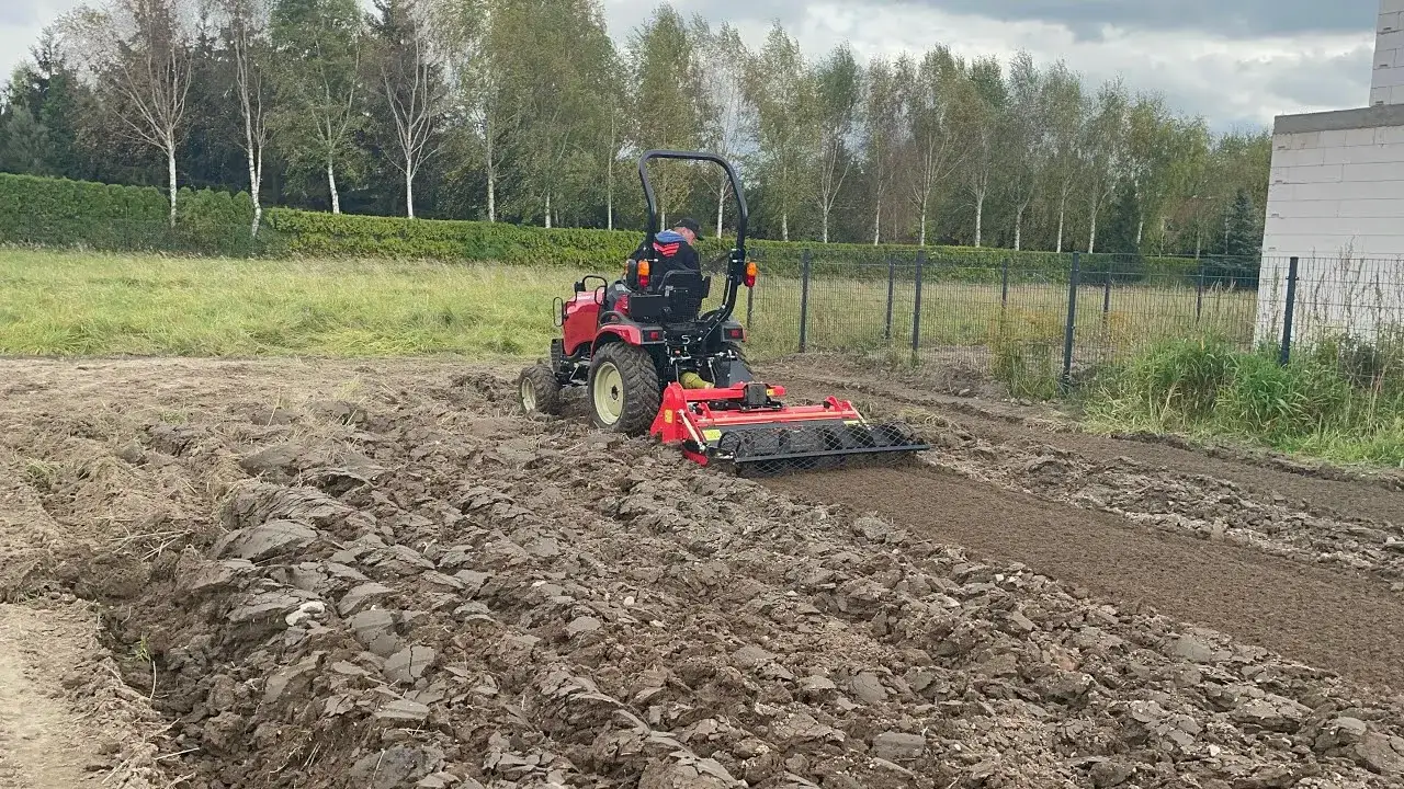 Przygotowanie terenu pod trawnik glebogryzarką separacyjną